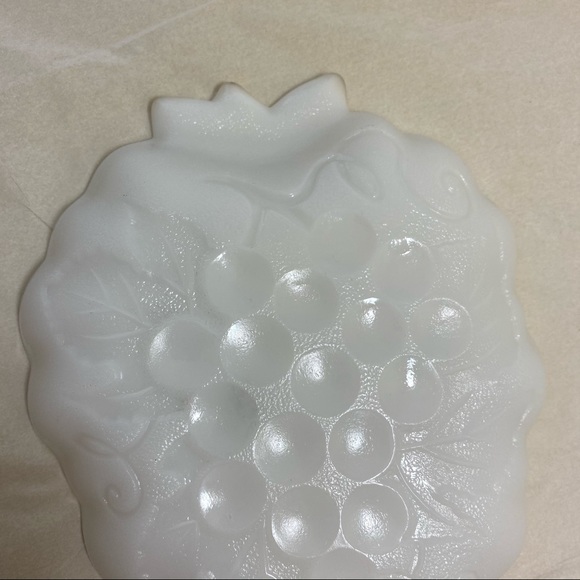 VTG Hazel Atlas Grape shaped Milk Glass Dish - Picture 8 of 10
